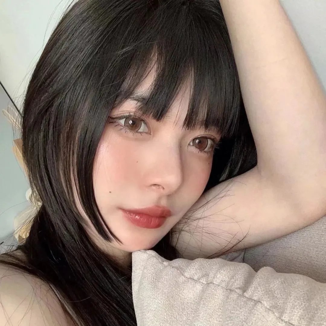 她行走于黑暗中